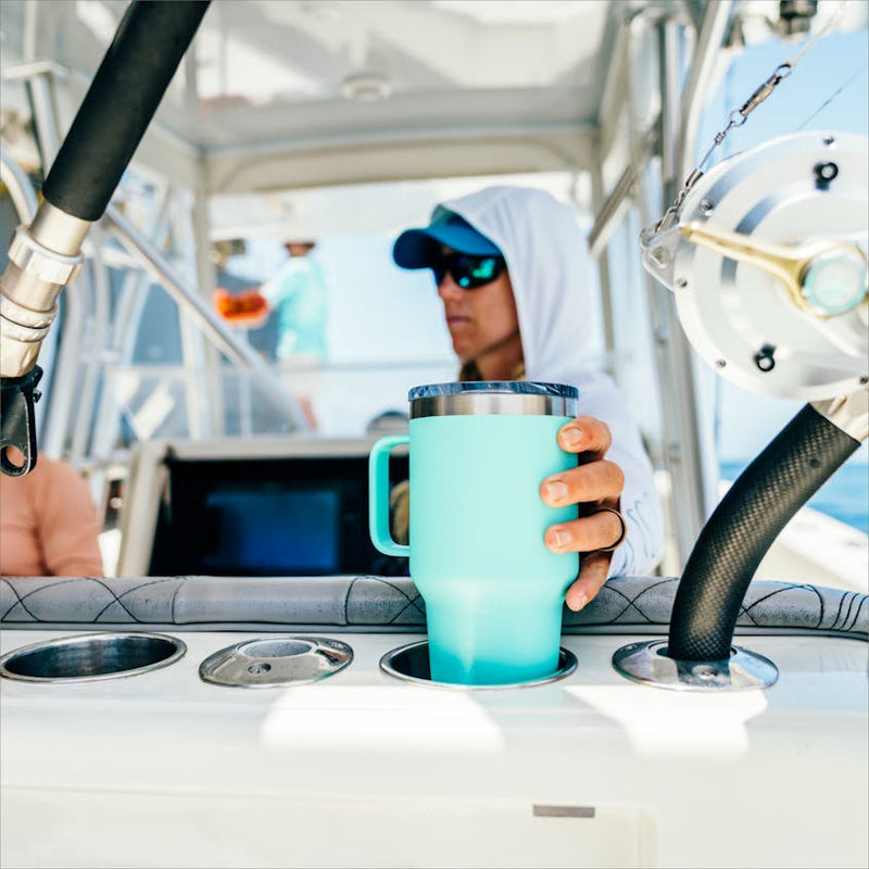 Load image into Gallery viewer, YETI Rambler 30 Oz. (887 ml) Travel Mug with Stronghold Lid
