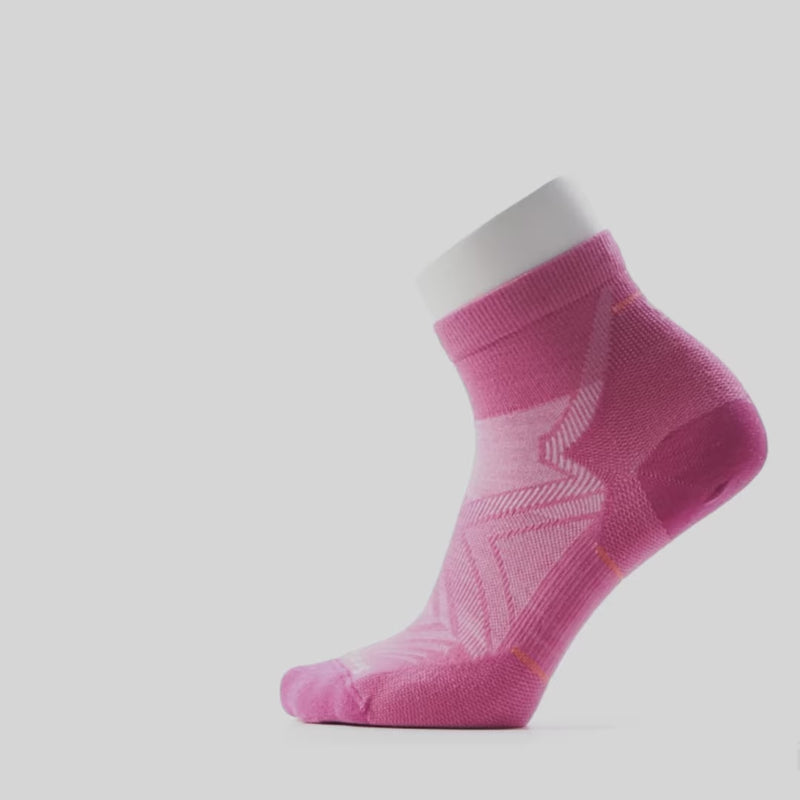 Load and play video in Gallery viewer, Smartwool Women's Run Zero Cushion Ankle Socks
